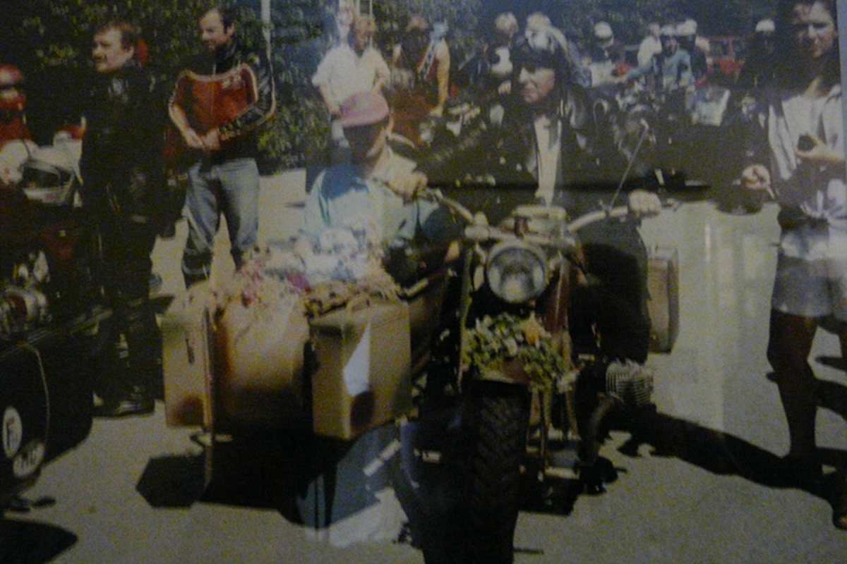 Nach dem Gewinn des Europameistertitels wurde Adi Stadler im Bei wagen durch Obing gefahren und gefeiert