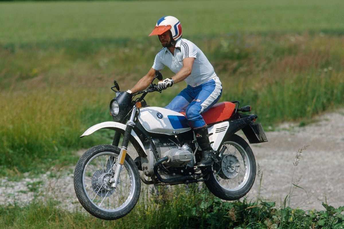 Das kann die BMW R80G/S weniger gut: Sprünge auf Motocrosspisten und Gräben ziehen durch schlamnmiges Gelände