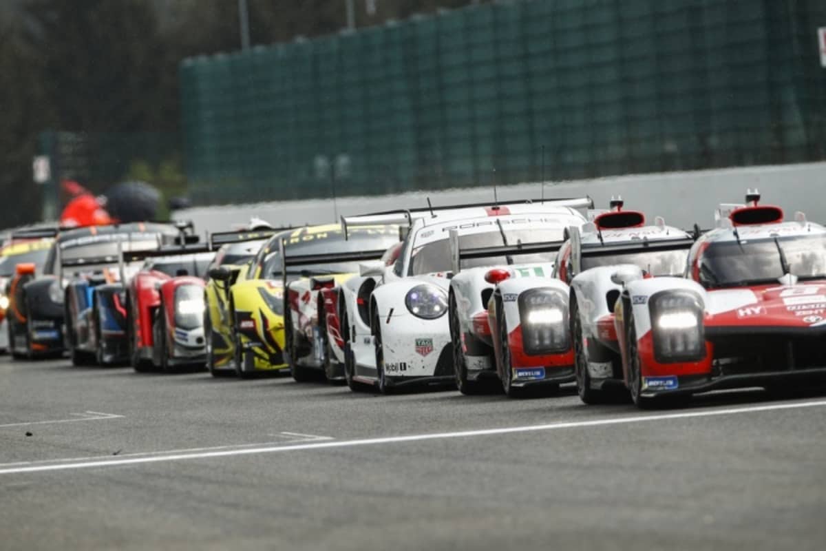 Werks-Porsche 911 RSR hinter den Toyota beim Re-Start