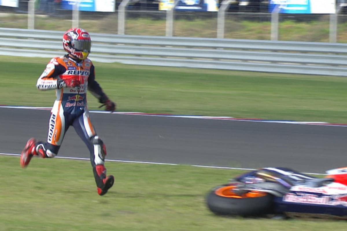 Nach dem Crash wollte Marc Márquez weiterfahren, aber das Bike war demoliert