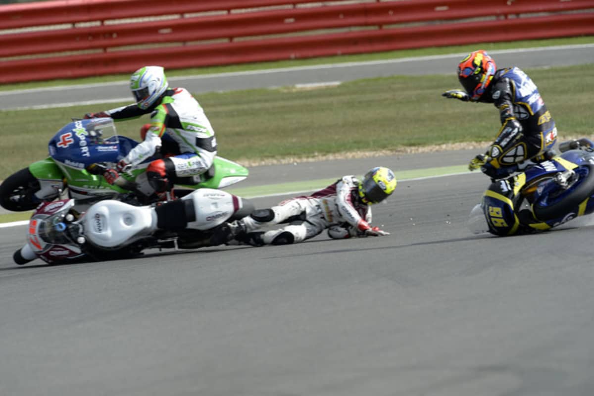 ... und geht neben den beiden Gegnern zu Boden.