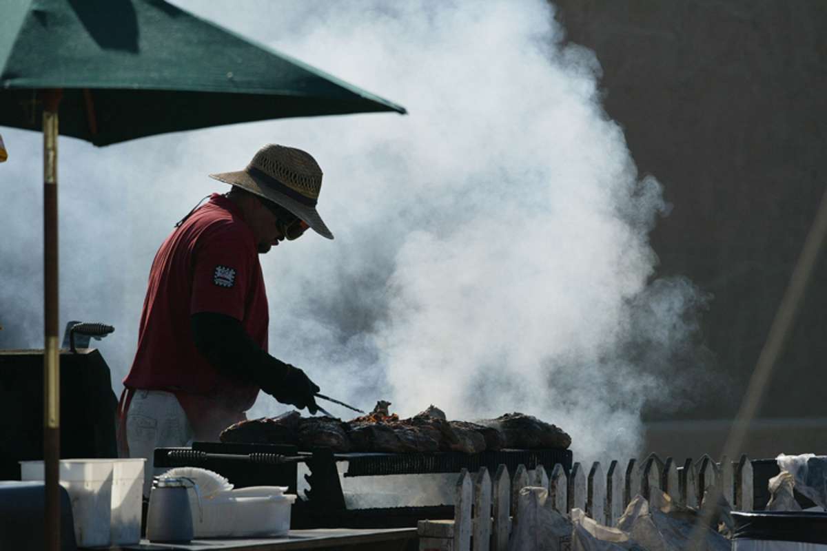 An den Grillstationen führt kein Weg vorbei
