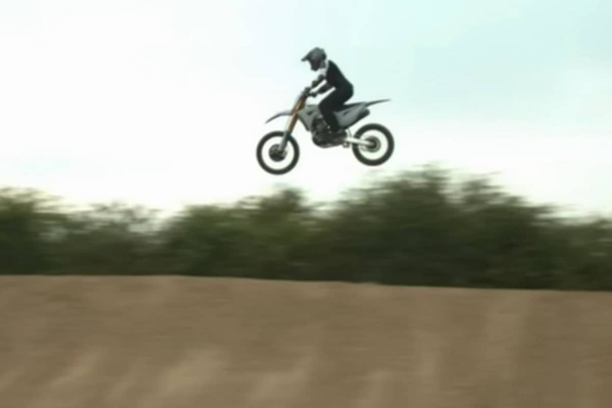 Auf einer eigens gebauten Piste trainierte Cruise das Springen mit dem Motocross-Motorrad 