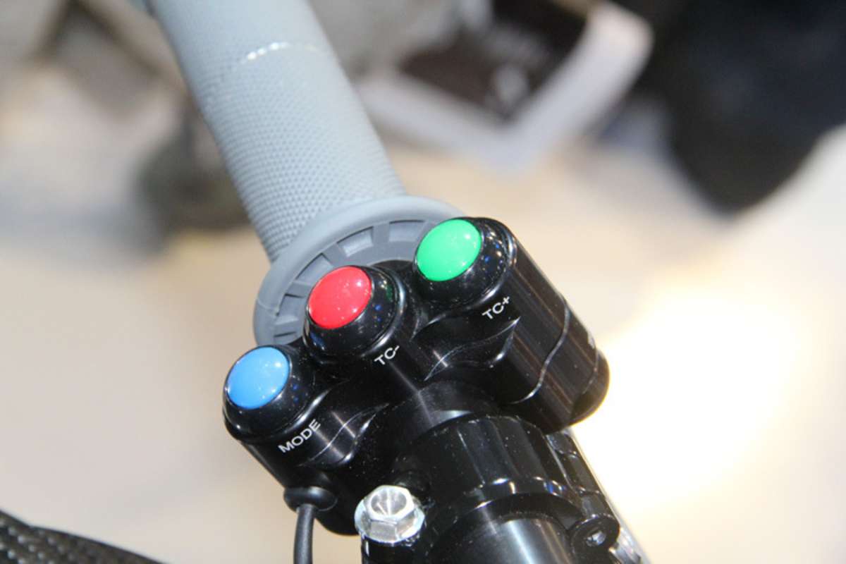 Auf der Rennstrecke braucht’s keine Lichtschalter, aber Einstellknöpfe für die Traktionskontrolle