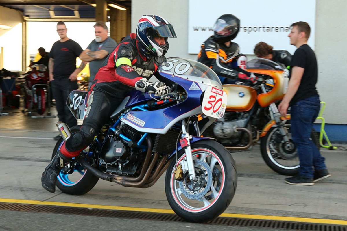 Auch bei den Oldies kommt während der Boxenstopps Hektik auf