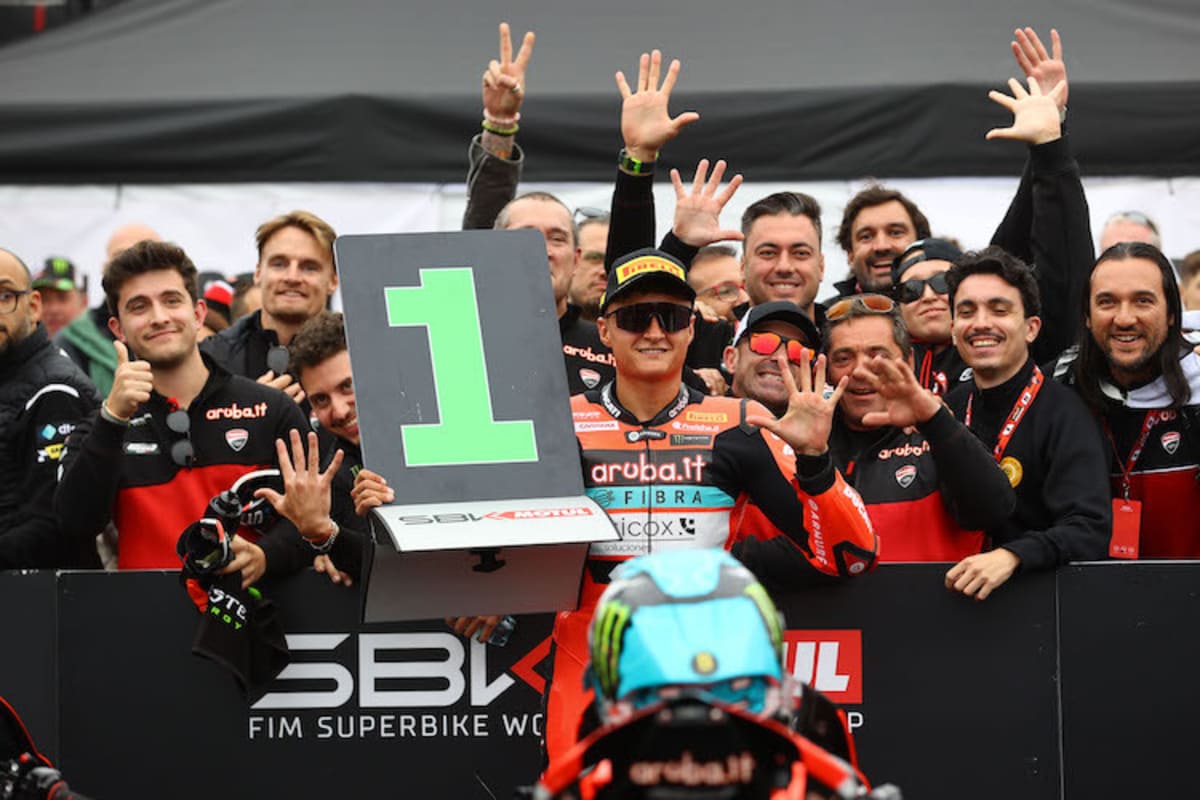 Adrian Huertas gewinnt das beide Rennen in Donington Park