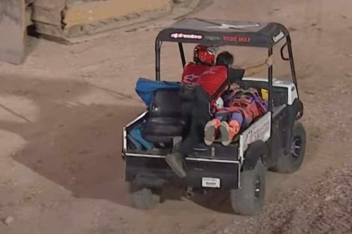 Chase Sexton musste aus dem Stadion transportiert werden