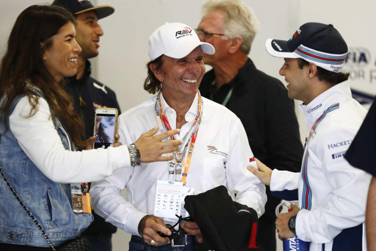 Emerson Fittipaldi (weisses Hemd, Mitte)