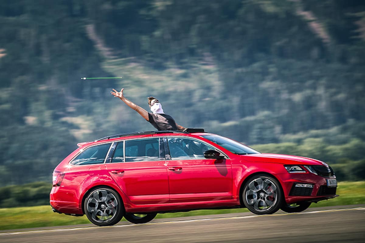 Markus Haas ist bereit den Pfeil zu fangen