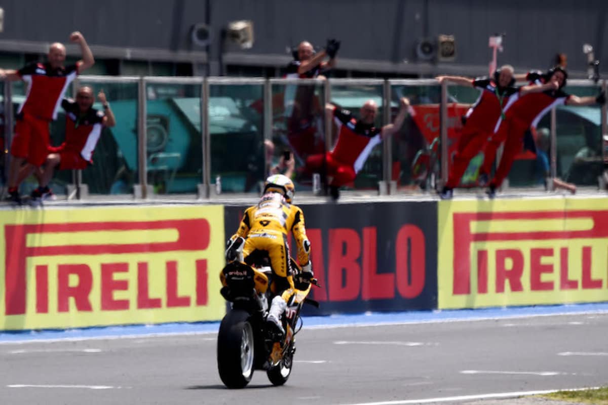 Alvaro Bautista gewinnt das Rennen