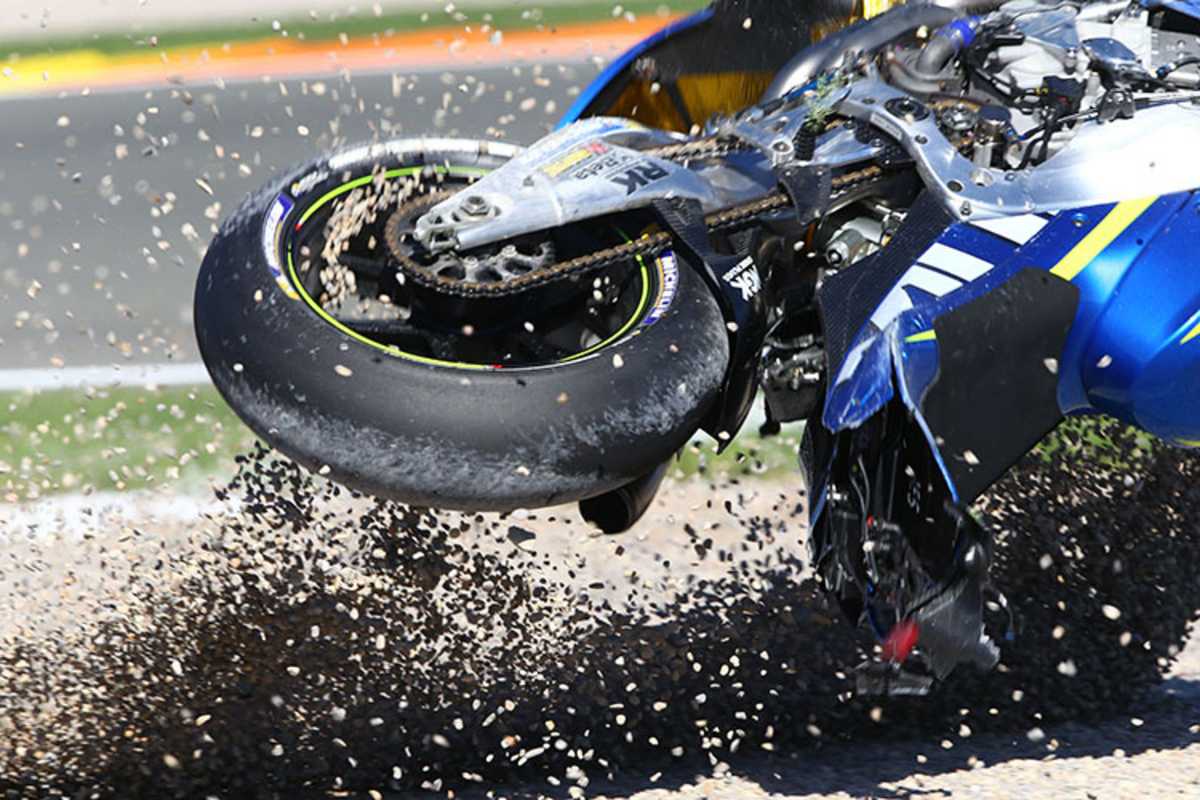 Die Suzuki von Aleix Espargaró landete ebenfalls unsanft im Kies