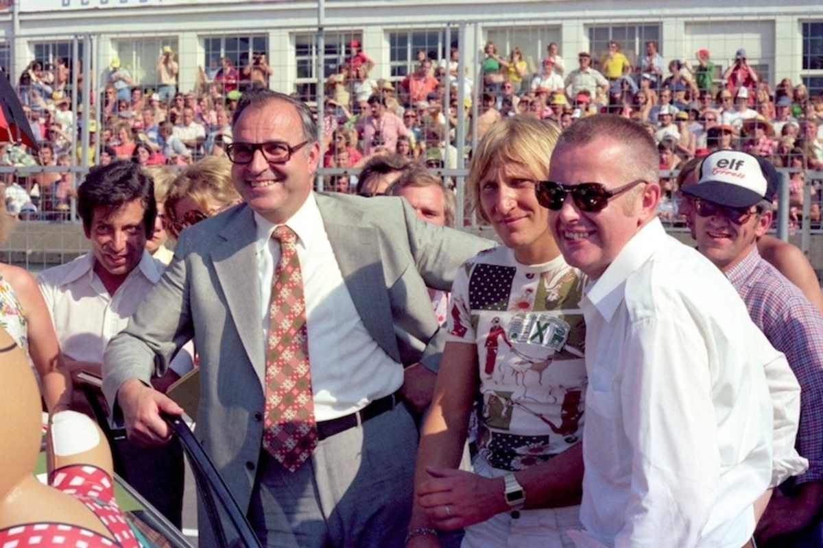 Rundgang mit Emde: CDU-Mann Helmut Kohl und Mönchengladbachs Torwart Wolfgang Kleff beim Besuch des F1-GP am Ring 1975