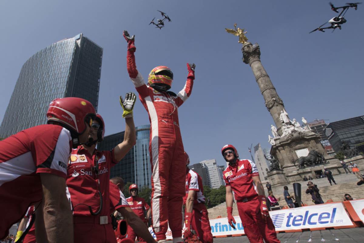 Gutiérrez lässt sich am Paseo de la Reforma von den Fans feiern