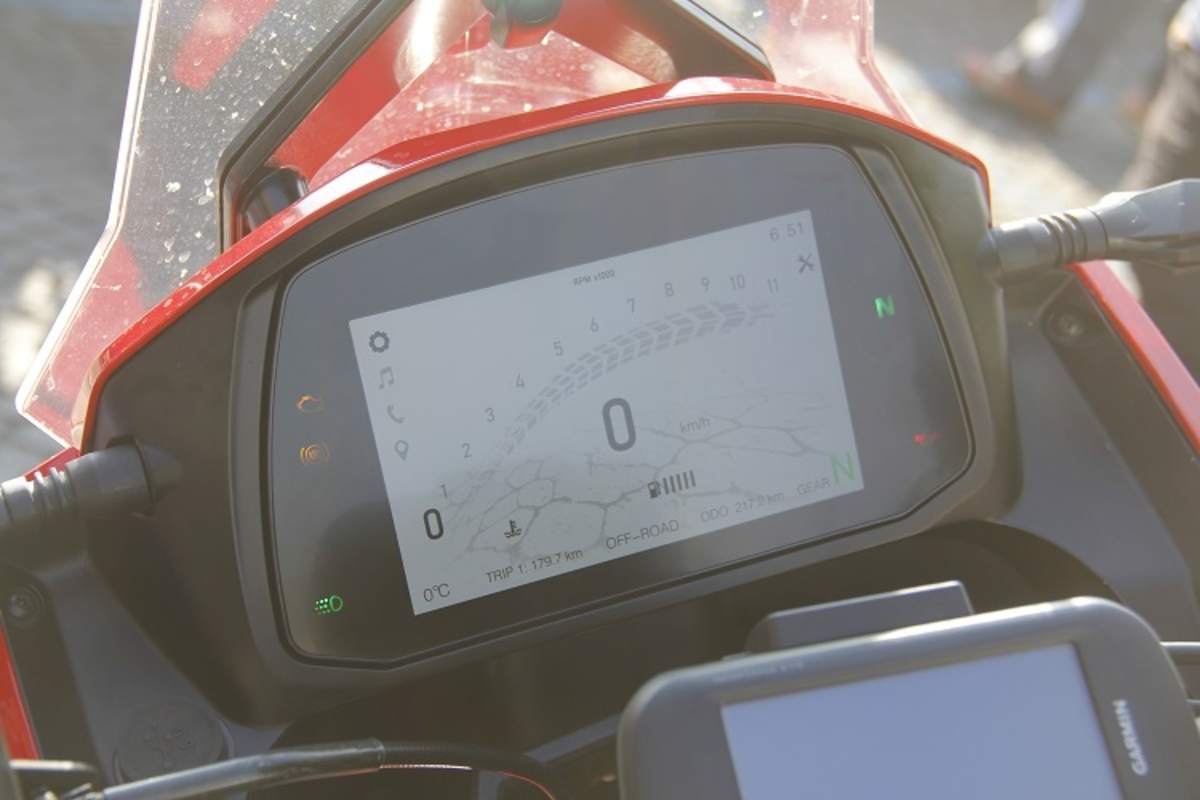 Grosses, nahtlos in die Verkleidung integriertes Display