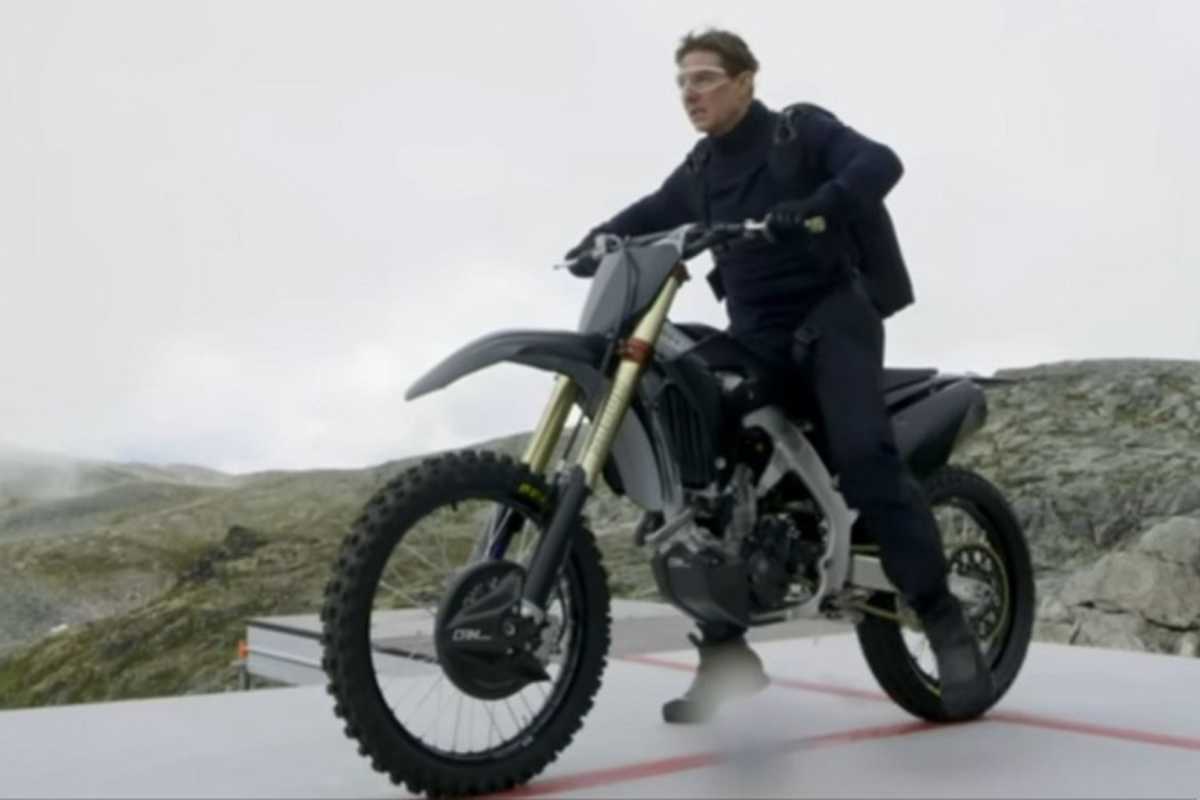 Fallschirm auf dem Rücken statt Helm auf dem Kopf - hoffentlich muss sich Cruise dafür bei niemandem entschuldigen