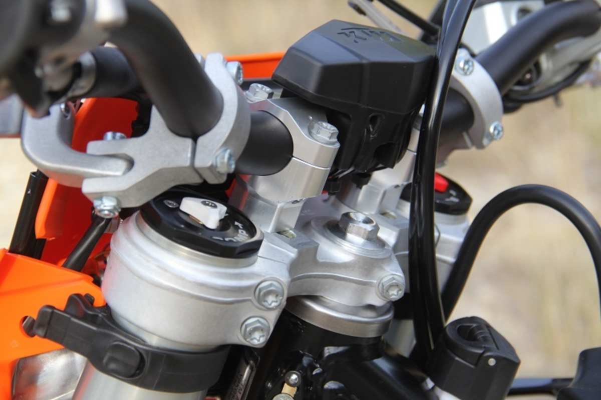 Zug- und Druckstufendämpfung der Gabel getrennt von oben einstellbar, Öltankdeckel zwischen Lenkkopf und Benzintank