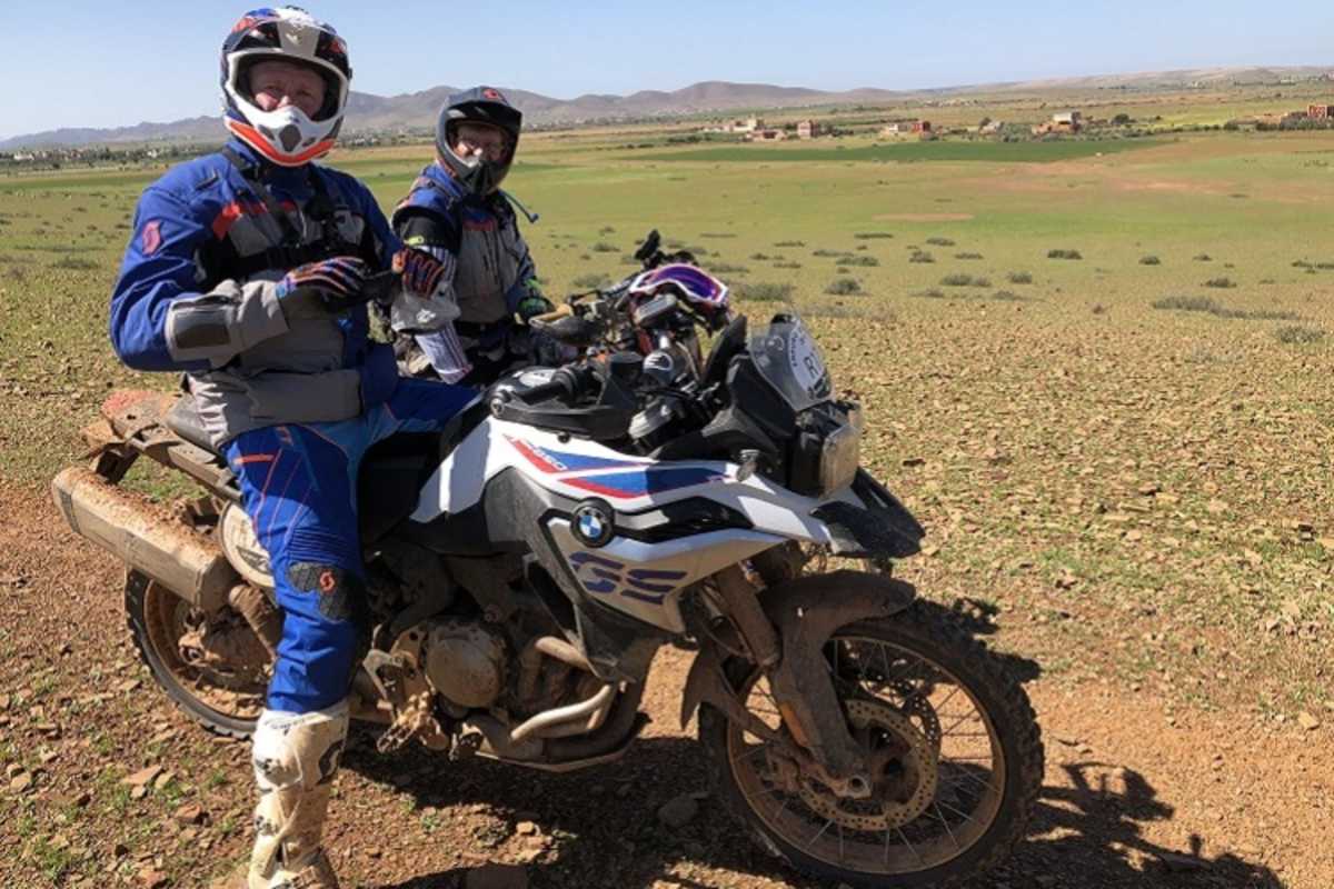 Eitel Sonnenschein nur am letzten Fahrtag: Dirk Thelen mit Speedweek-Reporter Rolf Lüthi (hinten)