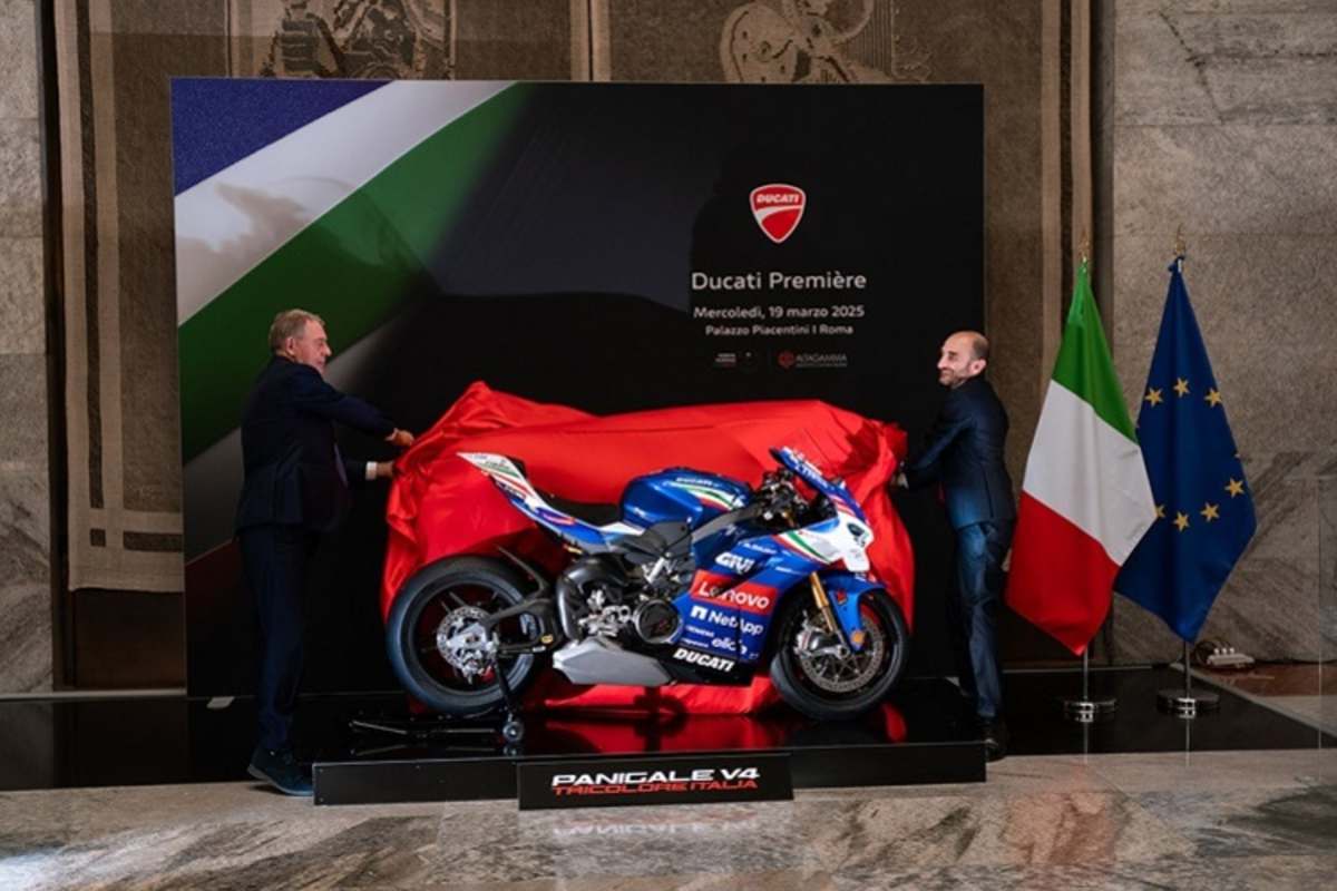 Minister Adolfo Urso (links) und CEO Claudio Domenicale zelebrieren die Enthüllung der Ducati Panigale V4 Tricolore Italia