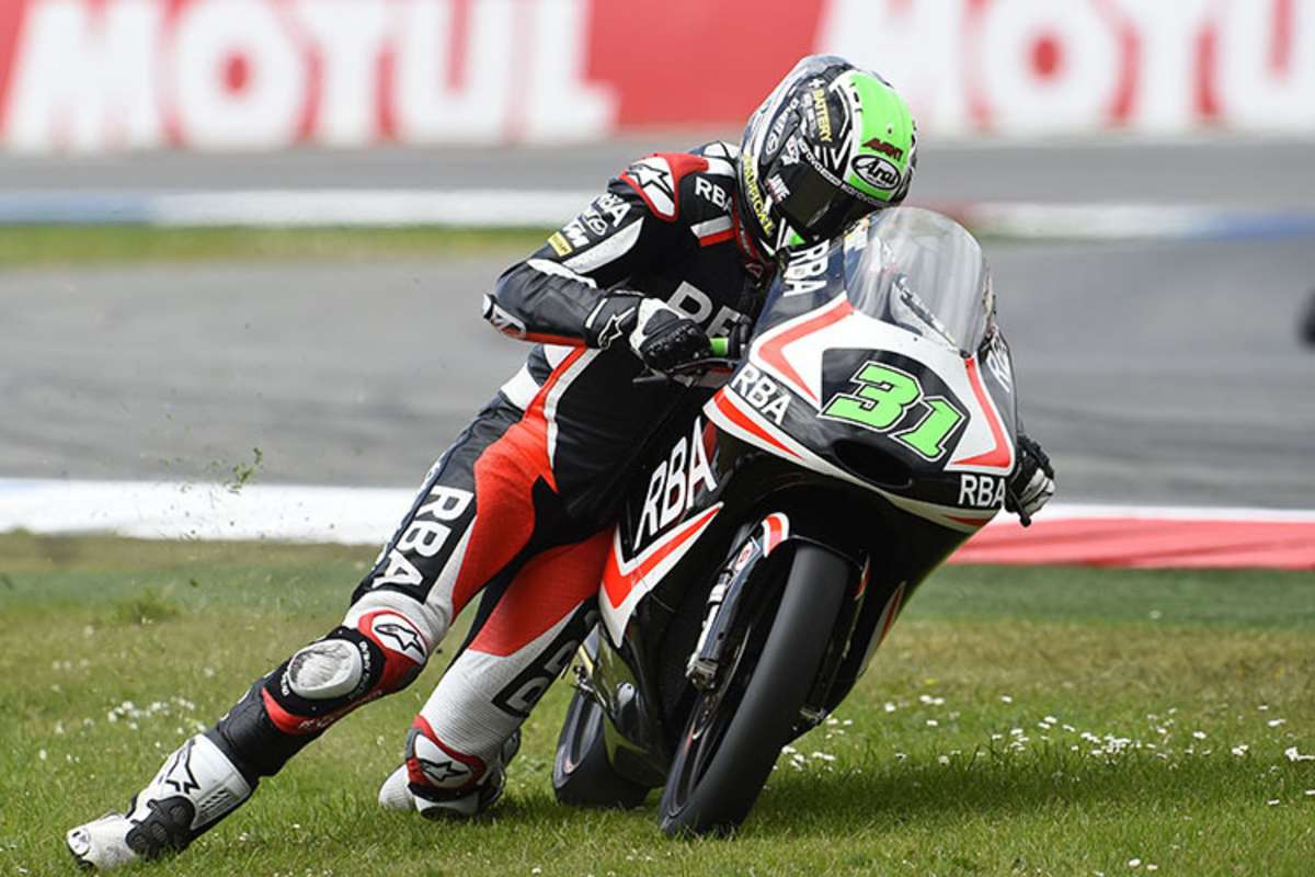 Niklas Ajo zeigte den spektakulärsten Beinahe-Sturz der Saison und brauste in Assen auf den Knien über die Ziellinie