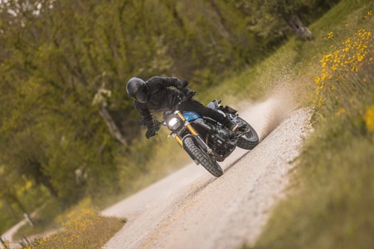 In bester Scrambler-Tradition ist die Fantic Caballero 700 eine Strassenmaschine mir etwas mehr Federweg und Stollenreifen