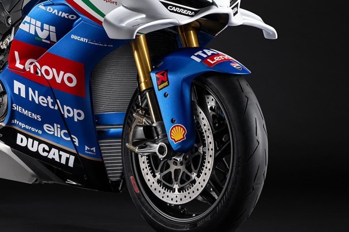 Macht in der Anbremszone: Bremsscheiben mit 338,5 mm, Bremszangen GP4 Sport Production von Brembo