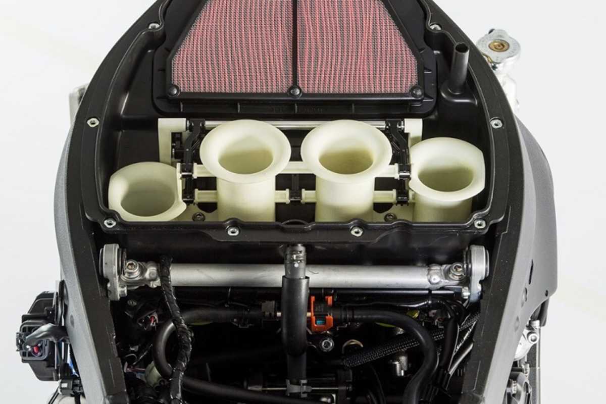 Geänderte Ansaugtrichter passen zusammen mit einem programmierbaren Racing-Steuergerät und einem Akrapovic-Auspuff die Motorcharakteristik auf die Rennstrecke an  
