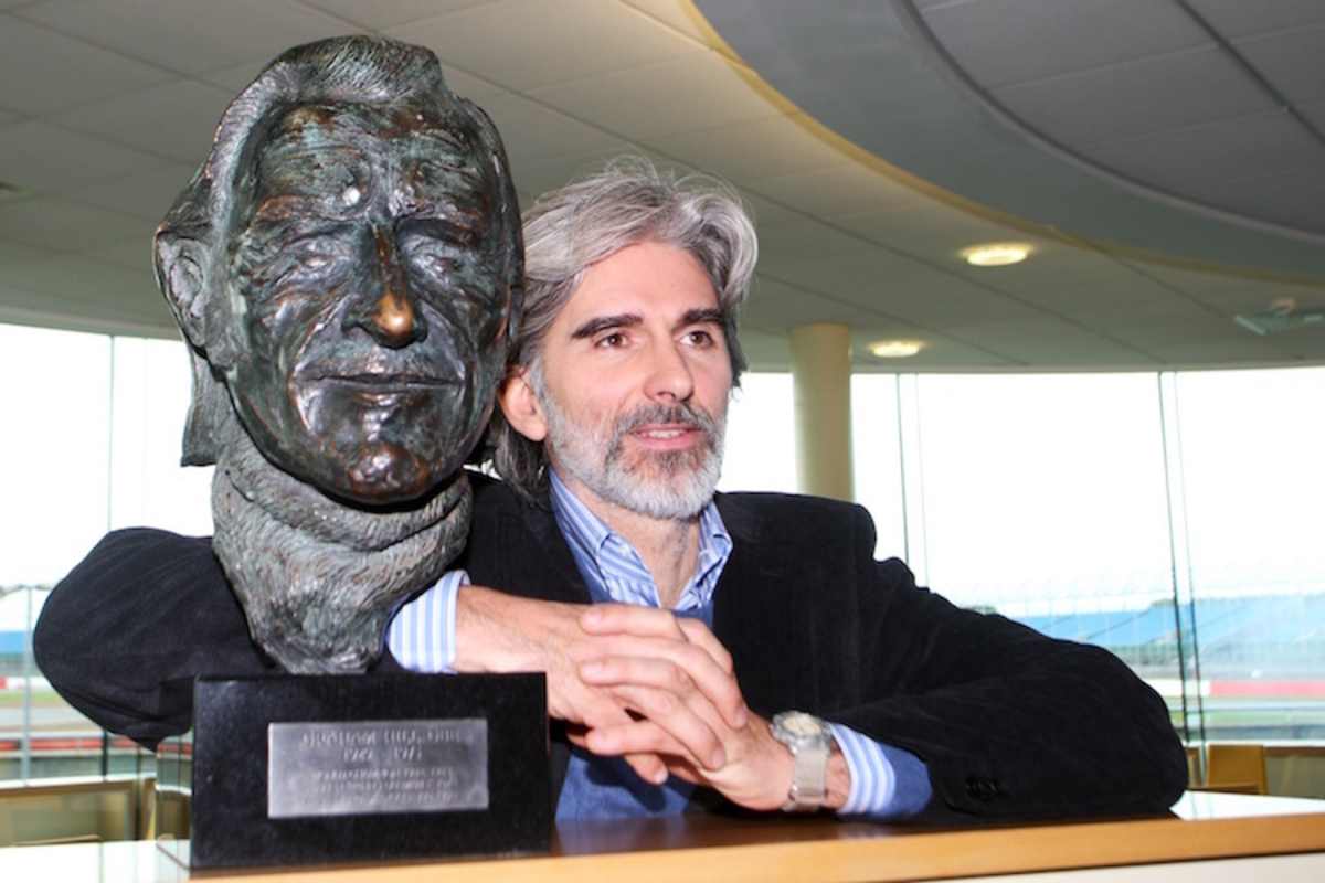 Damon Hill mit einer Büste seines Vaters Graham