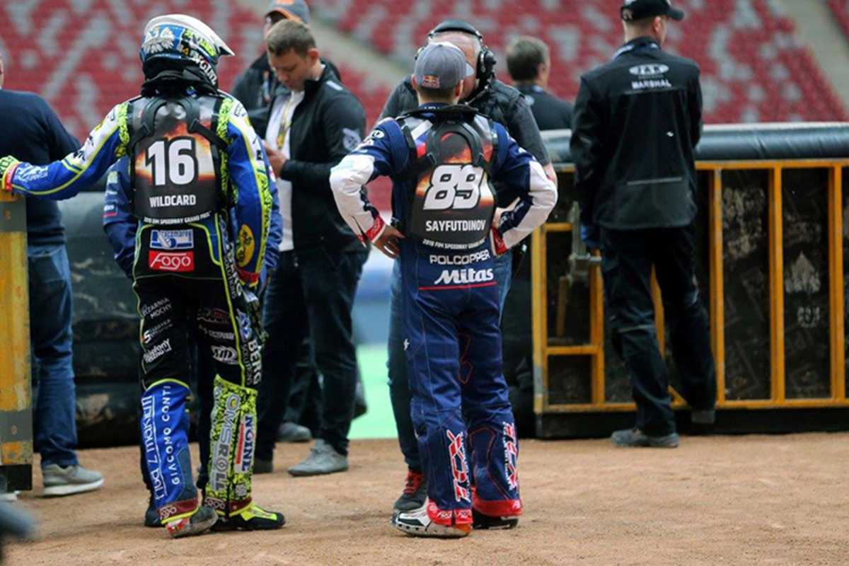 Bartosz Smektala (li.) und Emil Sayfutdinov fahren mit Neckbrace