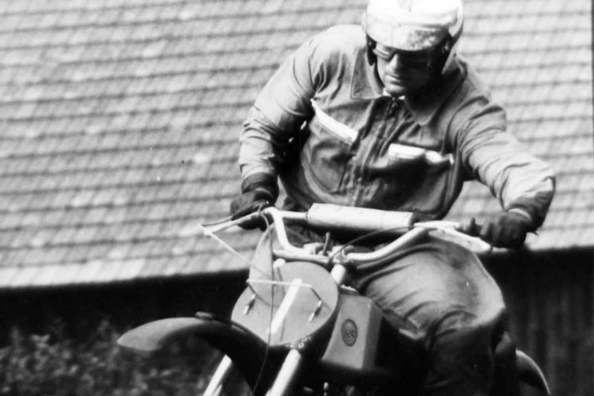 Spektakulär und wild war sein Fahrstil, und wer brauchte schon Protektoren? Ein roter Arbeitsanzug reichte 'Menne' als Rennbekleidung