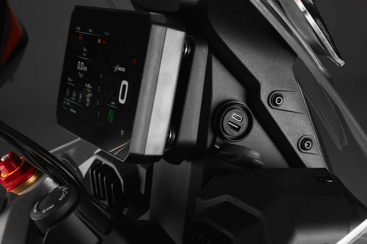 Damit bei all der Elektronik die Übersicht nicht verloren geht: 7-Zoll-Farbdisplay, verbunden mit dem Rest der Welt 