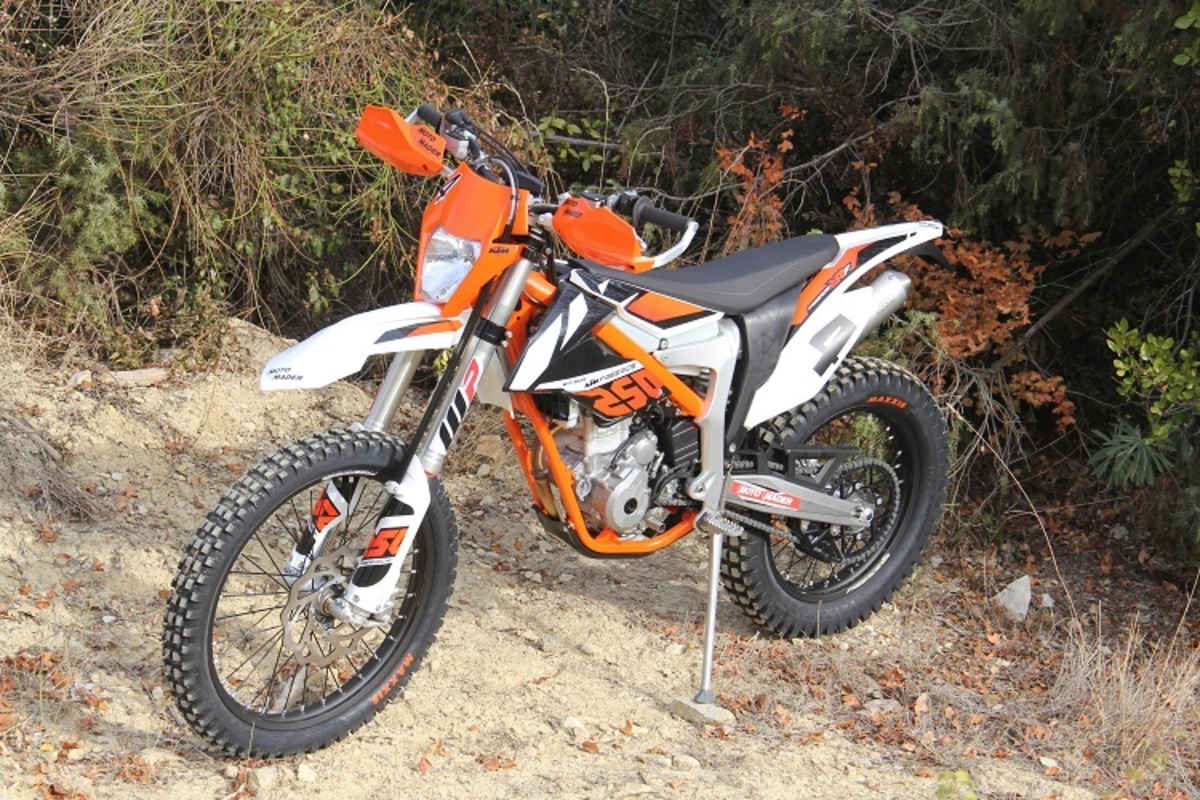 Die 250er Freeride sieht für Gelände-Neulinge bei weitem nicht so abschreckend aus wie eine ausgewachsene Racing-Enduro