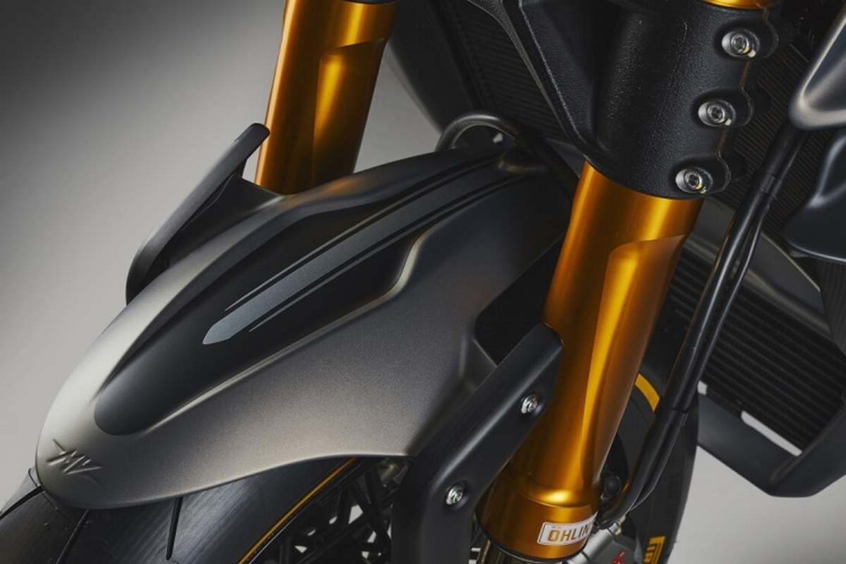 Aerodynamisches Army-Stiling, durchgezogen bis ins letzte Detail