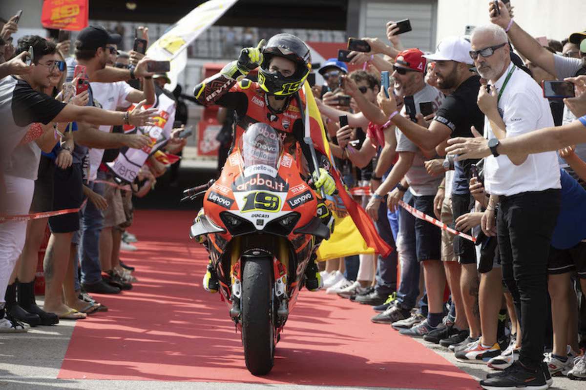 Álvaro Bautista gewinnt das Rennen