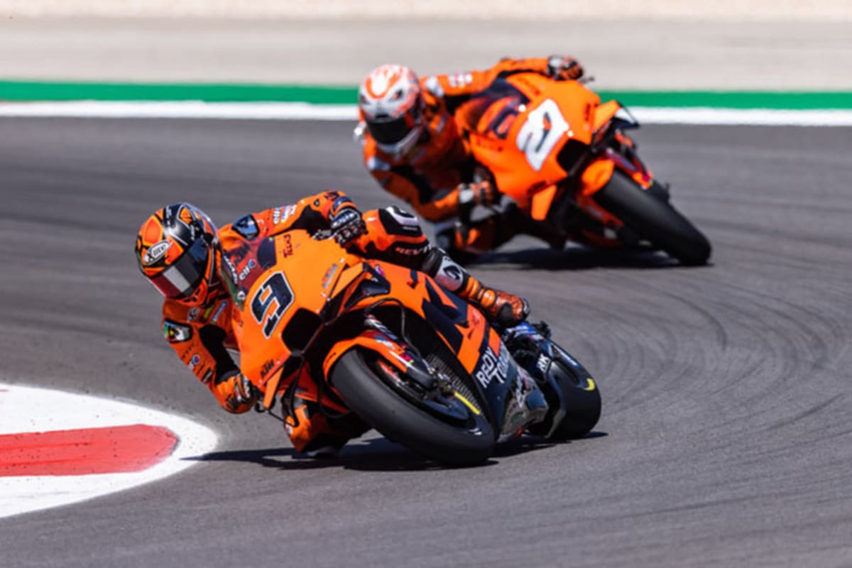 Das KTM-Tech3-Duo Petrucci (9) und Lecuona (27)