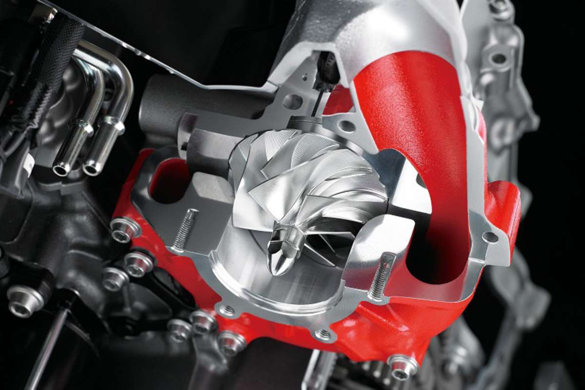 Schnittmodell des Kompressors, gut zu sehen das CNC-gefräste Verdichterrad