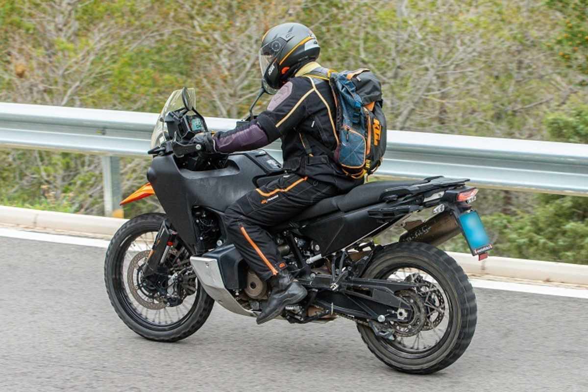 Elegantes Heck und minimalistische Teile zur Fixierung der seitlichen Koffer: Die denken sich was beim Motorradbau in Mattighofen