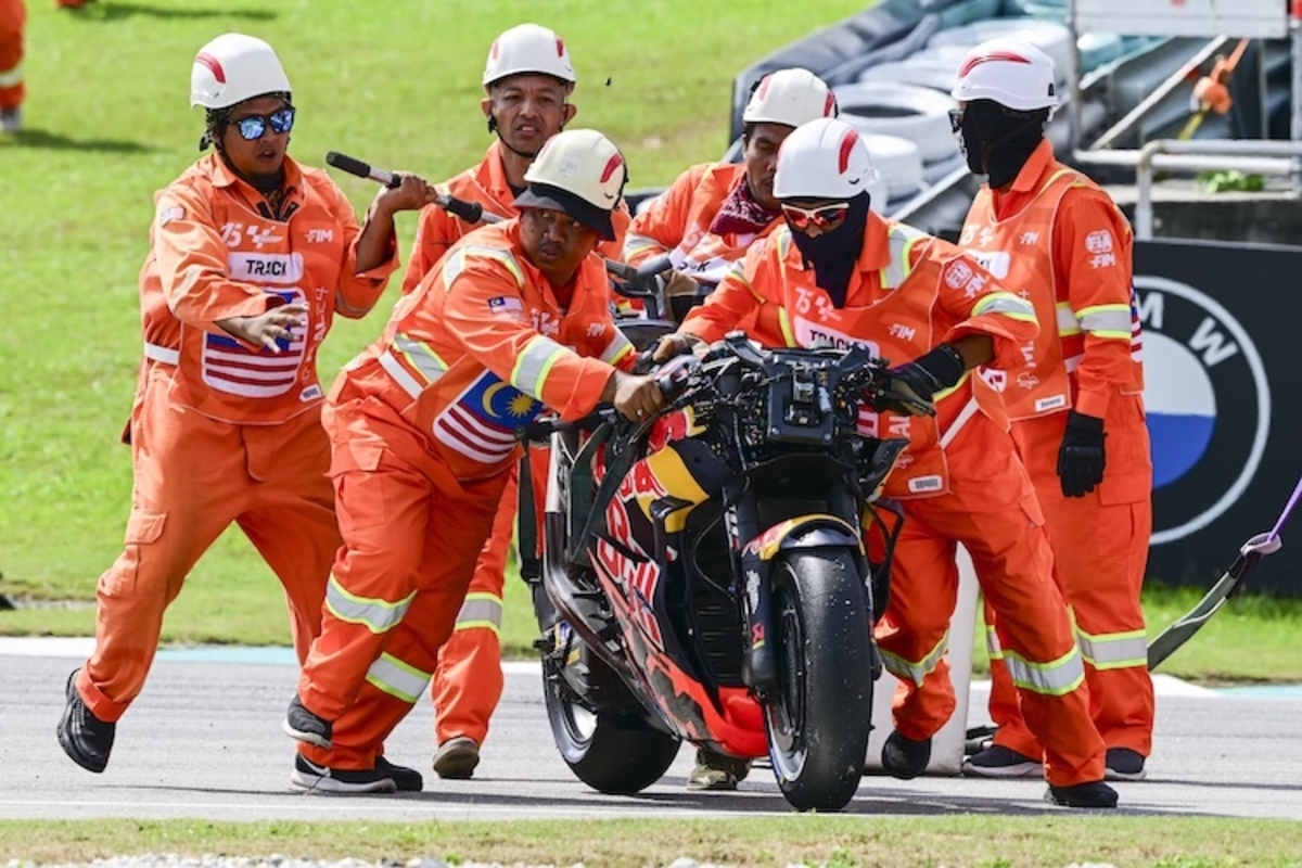 Beim schockierenden Startunfall ging zum Glück nur haufenweise Material zu Bruch