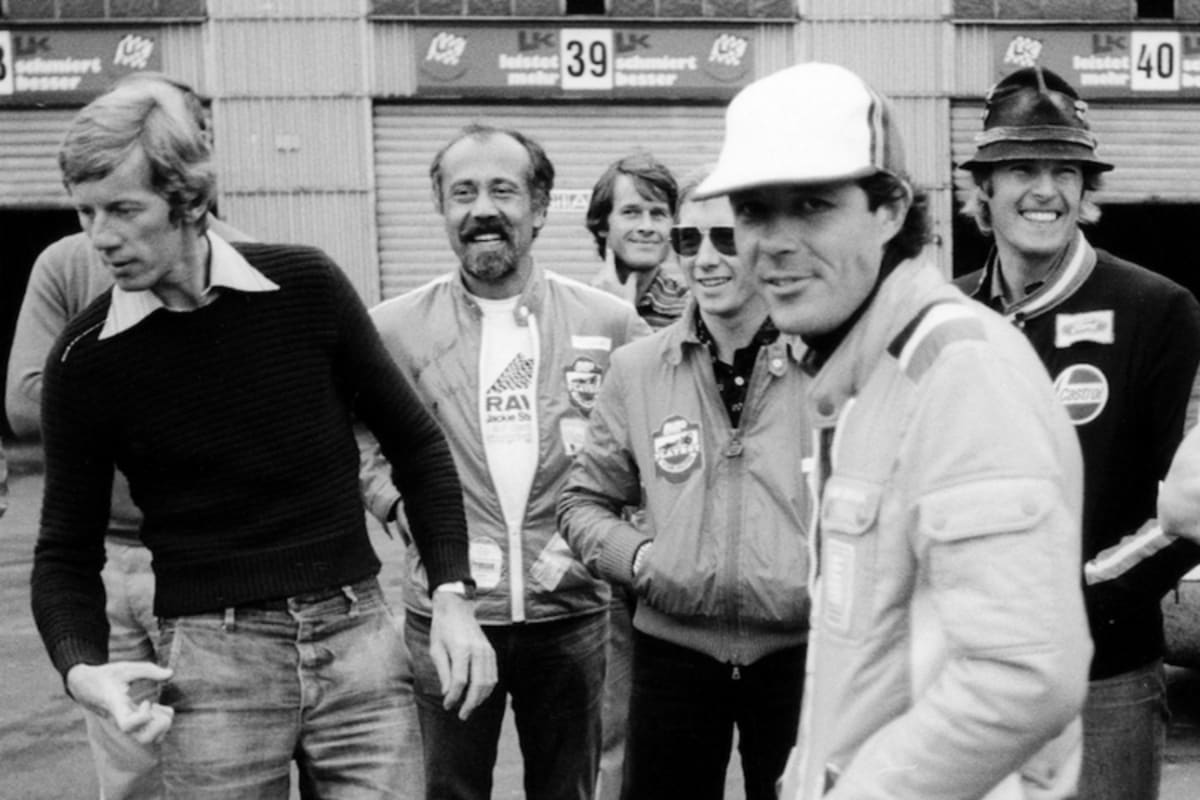 Lehrgangs-Spaß 1977 im alten Fahrerlager mit Röhrl, Grohs, Heyer und Teilnehmern. Hier werden 5 Mark-Stücke an eine Wand geworfen – wer näher dran liegt, bekommt die ganze Kohle 