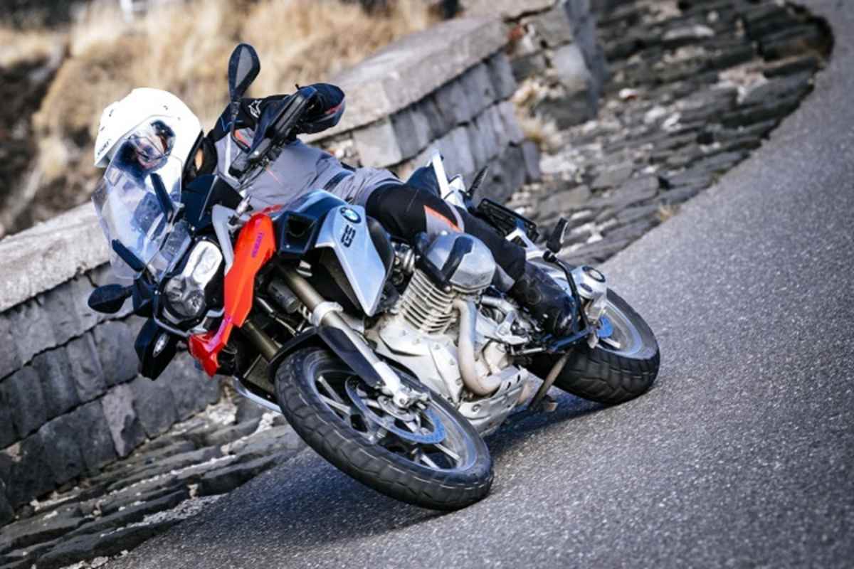 Realität: Der Fahrer eines Strassenmotorrads hat seinen Spass auf der asphaltierten Strasse