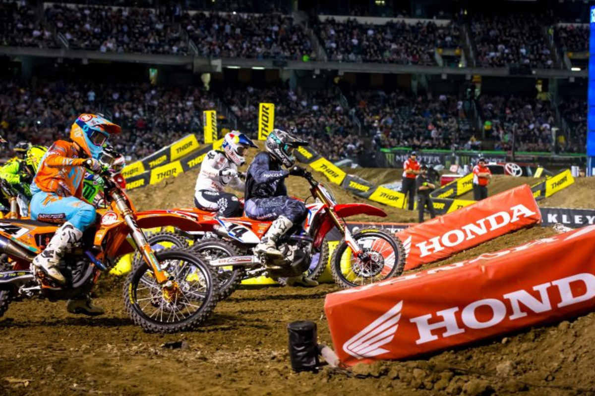 Cole Seely (#14) und Ken Roczen (#94) lagen in Oakland nach dem Start vorne