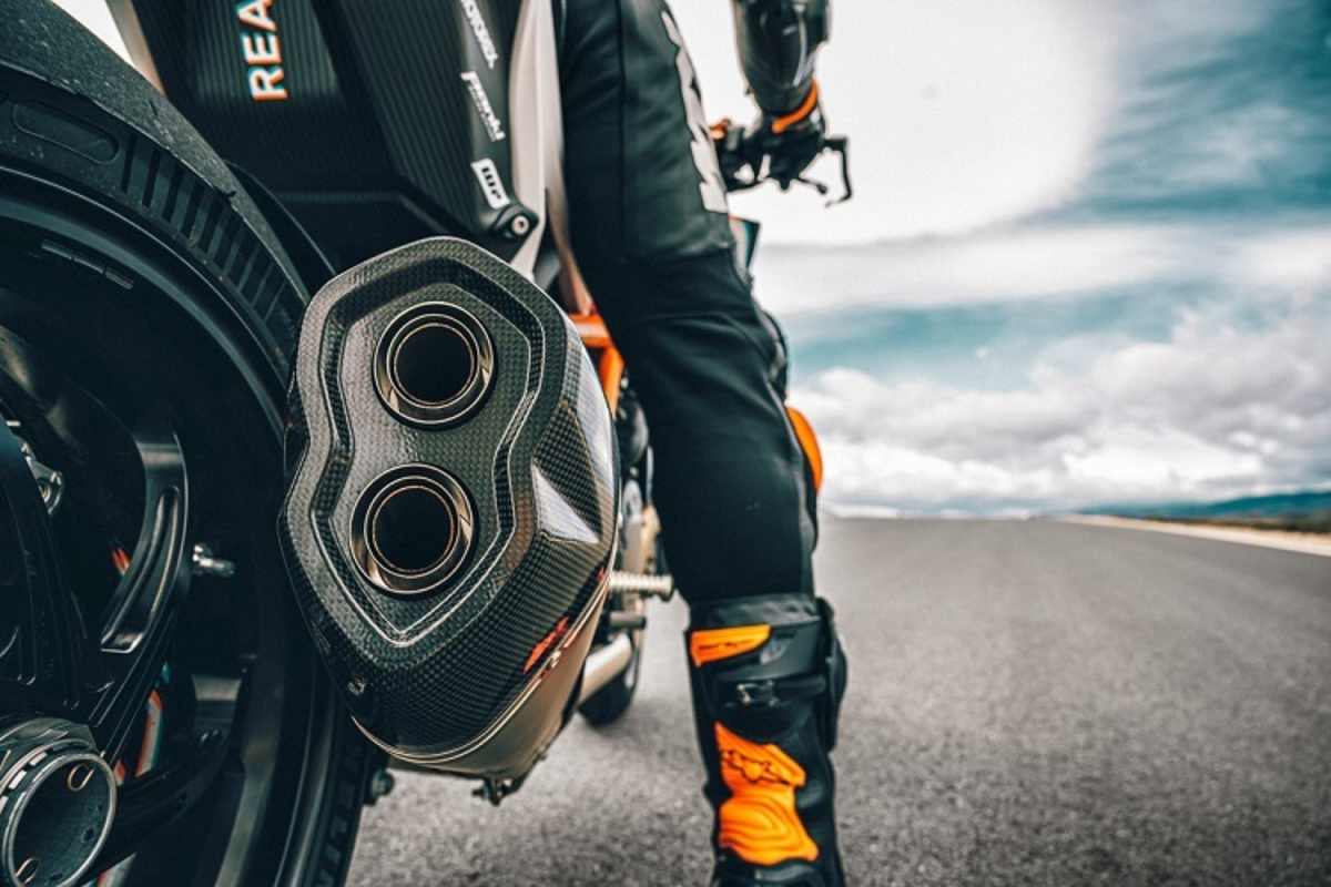 Obwohl ein unverkleidetes, klassisches Motorrad, soll das Jagdrevier der KTM 1290 Super Duke RR die Rennstrecke sein
