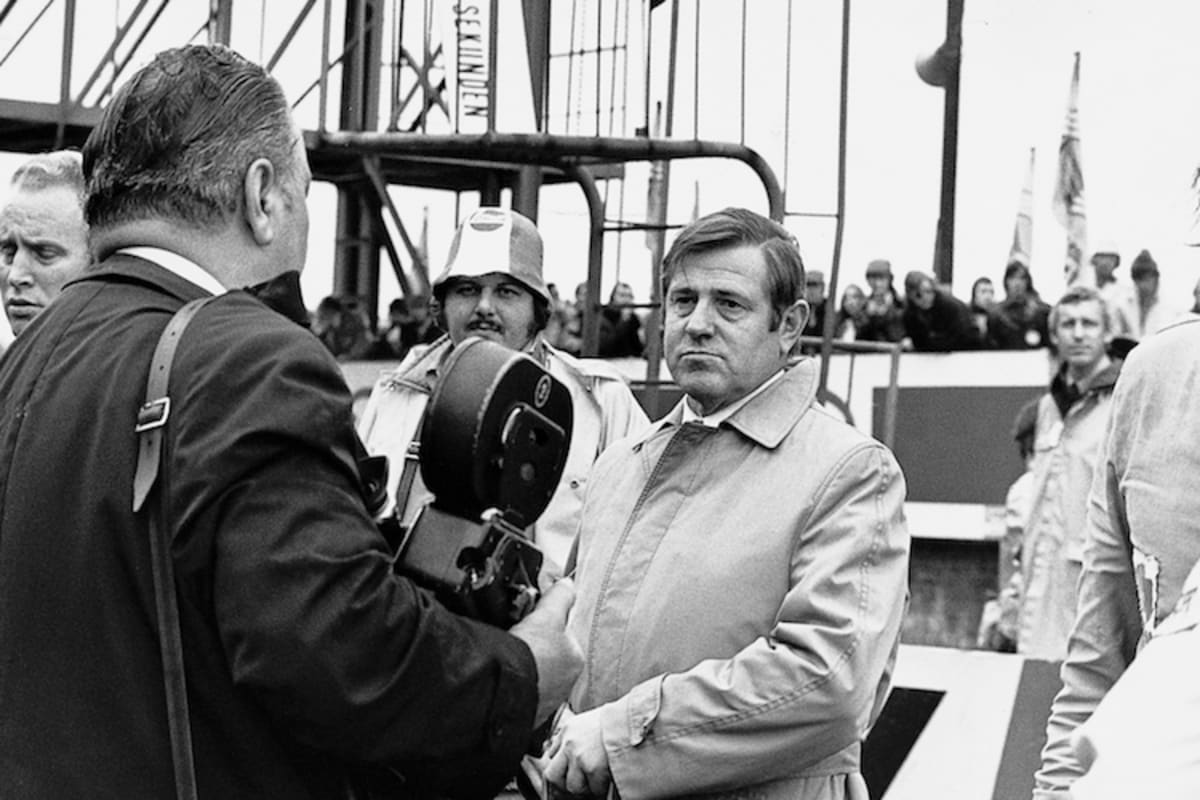 Schockierter Chef: Renaults PR-Direktor Hommen muss dem Fernsehen das Desaster noch vor Ort erklären