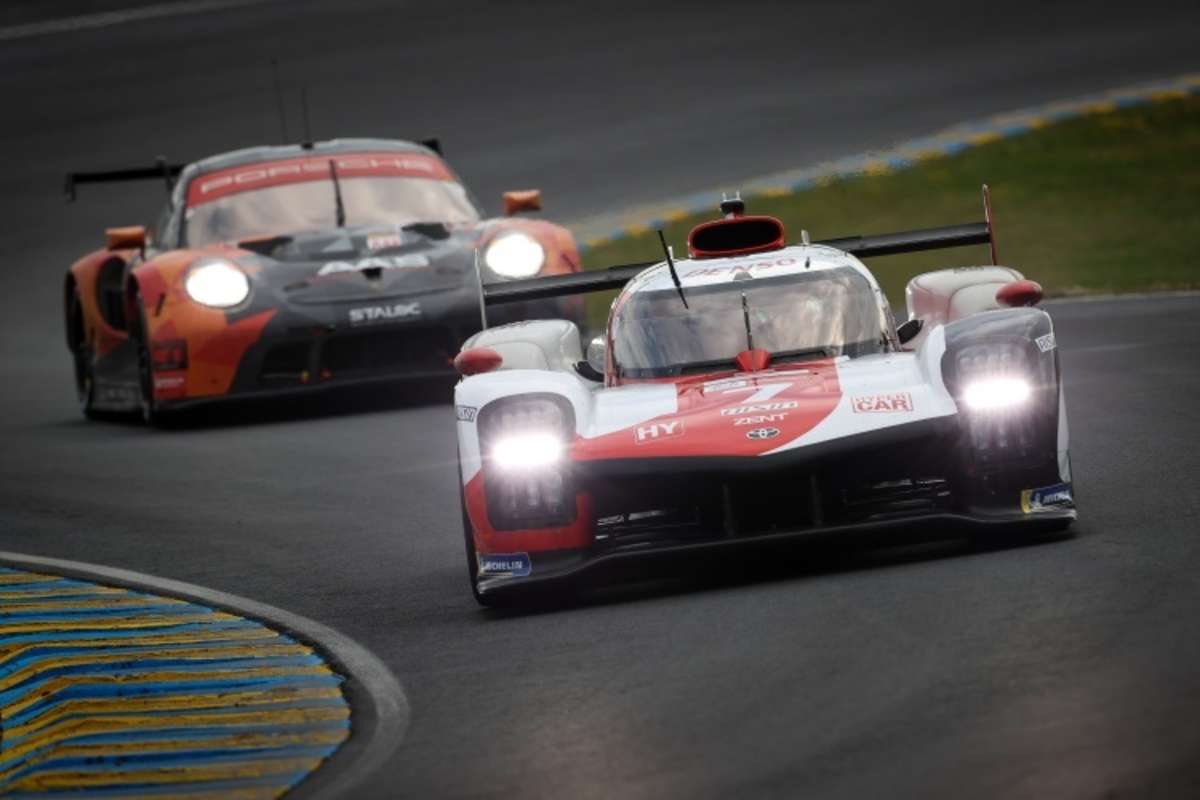 Der Toyota GR010 Hybrid vor einem Porsche 911 RSR