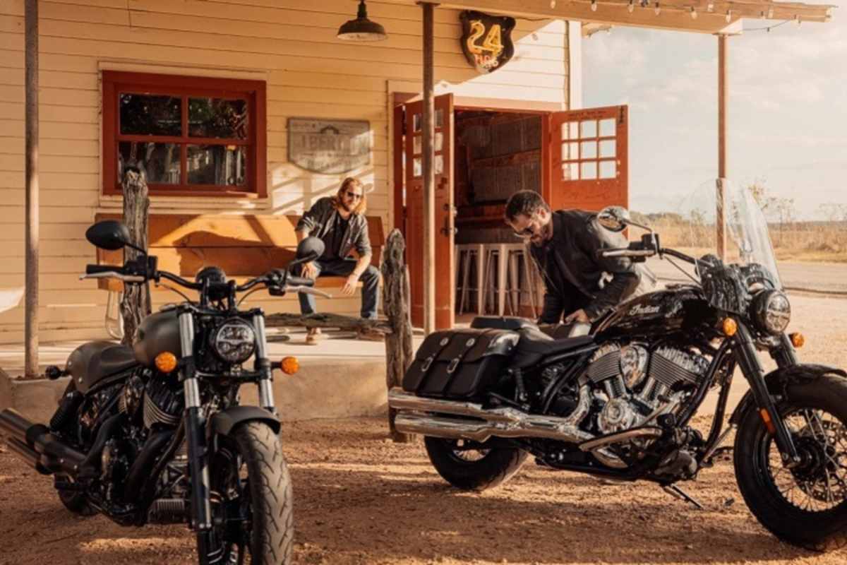 The American Way of Drive: Indian Chief Dark Horse (links) und Chief Bobber Dark Horse 