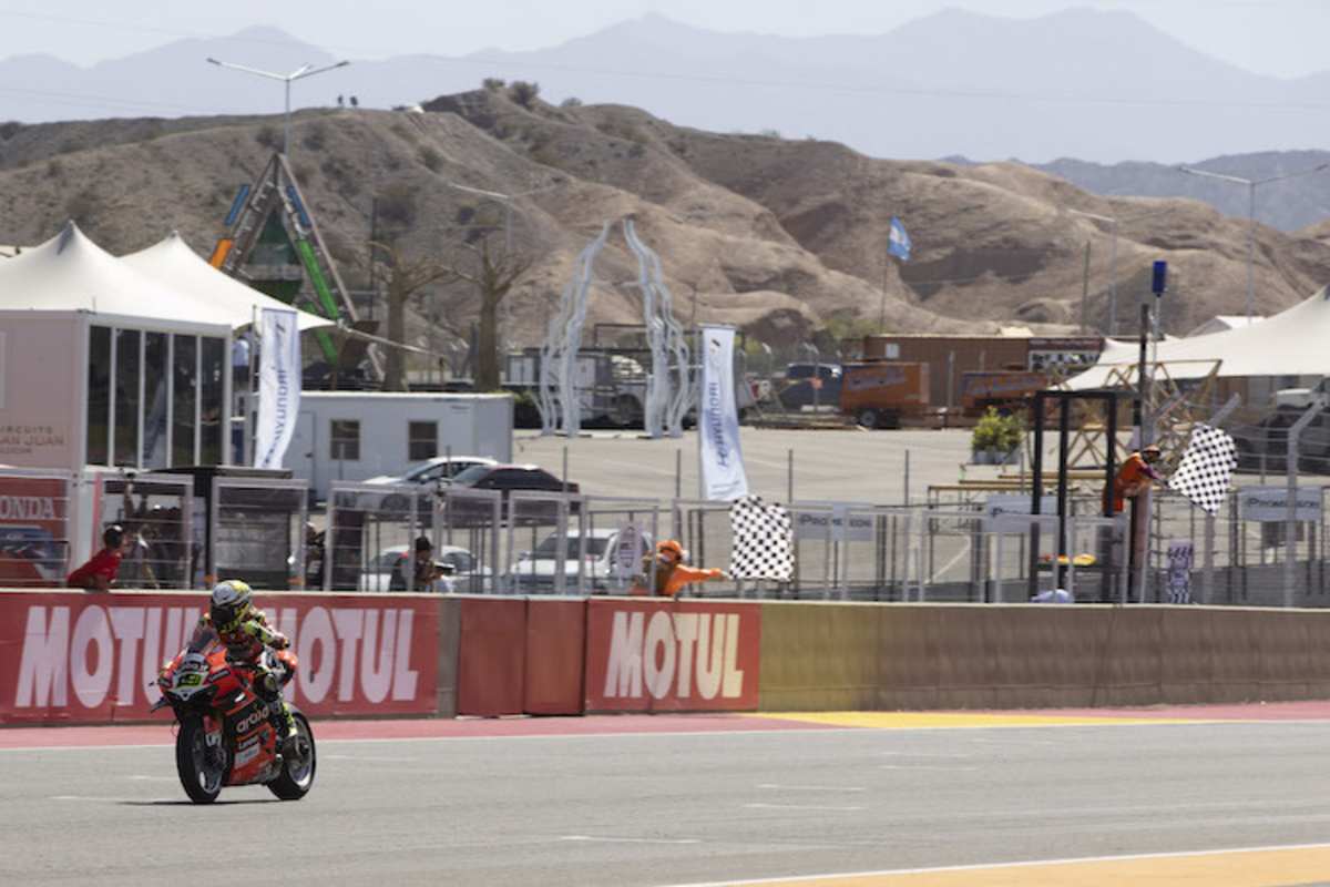 Álvaro Bautista gewinnt das Rennen