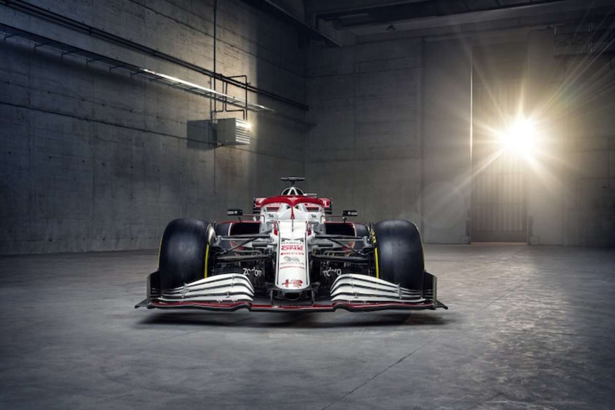 Die Front unterscheidet sich dank der neuen Fahrzeug-Nase deutlich vom Vorgänger