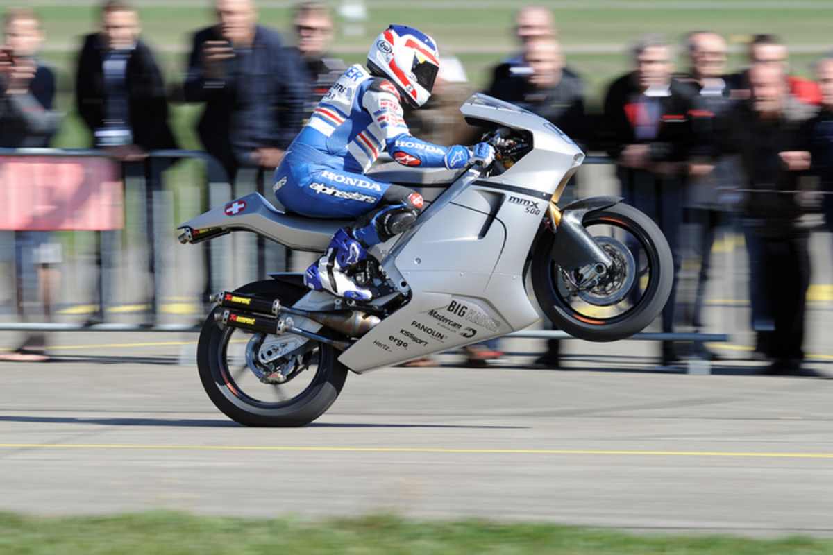 Auch der dreifache Weltmeister «Fast Freddie» Spencer ritt mit der neuen 500er über die Flughafenpiste