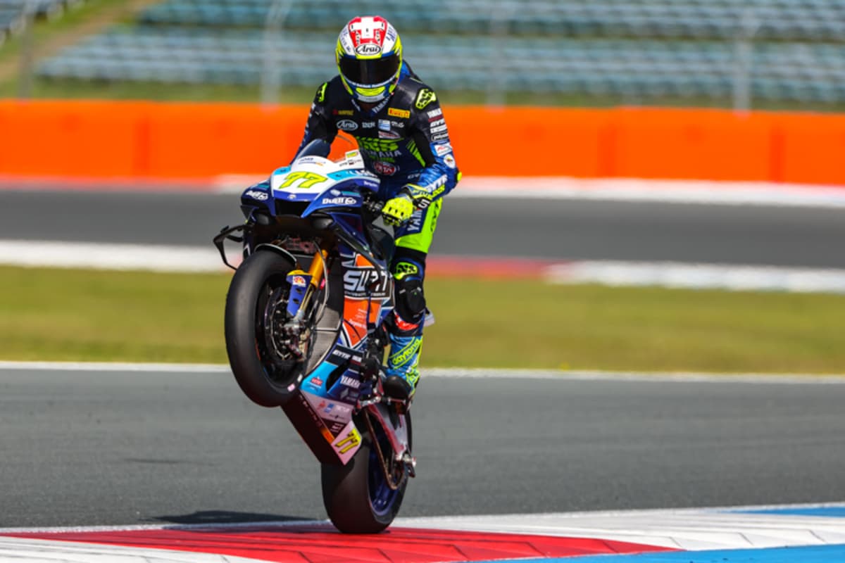 WorldSBK-Pilot Aegerter amüsiert sich beim IDM-Besuch in Assen