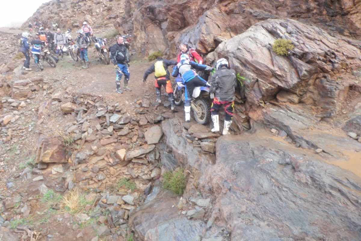 Wenn eine Geländefahrt zur Teamarbeit wird: Ohne gegenseitige Hilfe würde es hier schwierig und riskant 