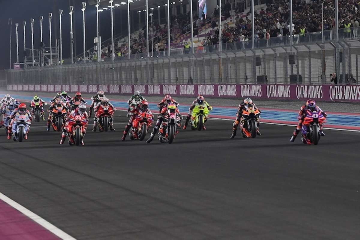 Der große Moment: Die MotoGP Grand-Prix Saison ist eröffnet. 22 Maschinen brüllen in die Nacht